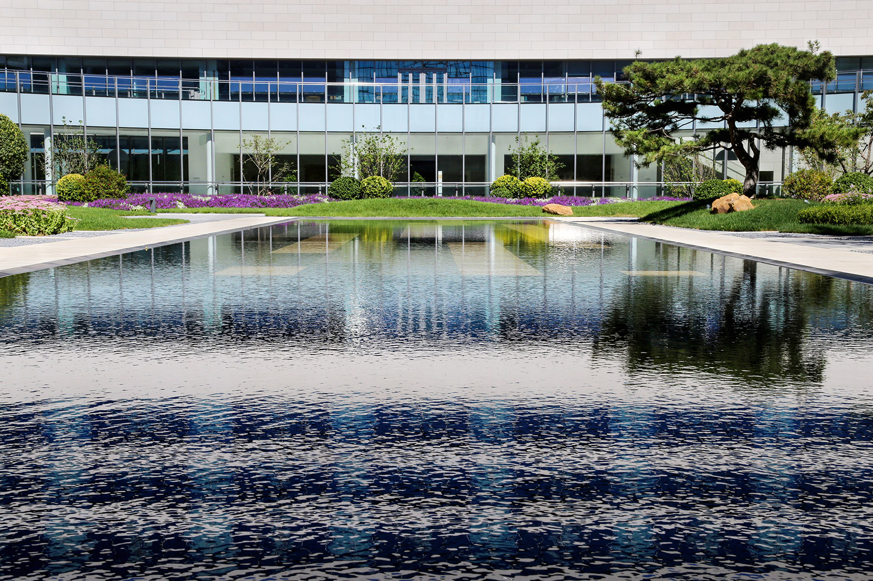 泰康商学院中心庭院 / 房木生景观