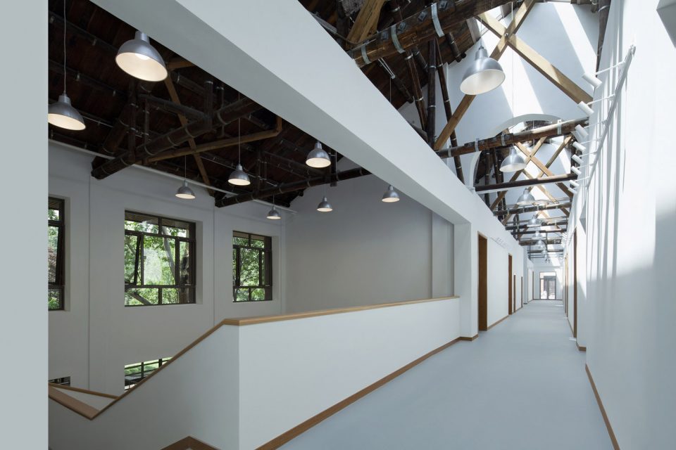 二层过道 space renovation of no5 teaching building c architects 960x640