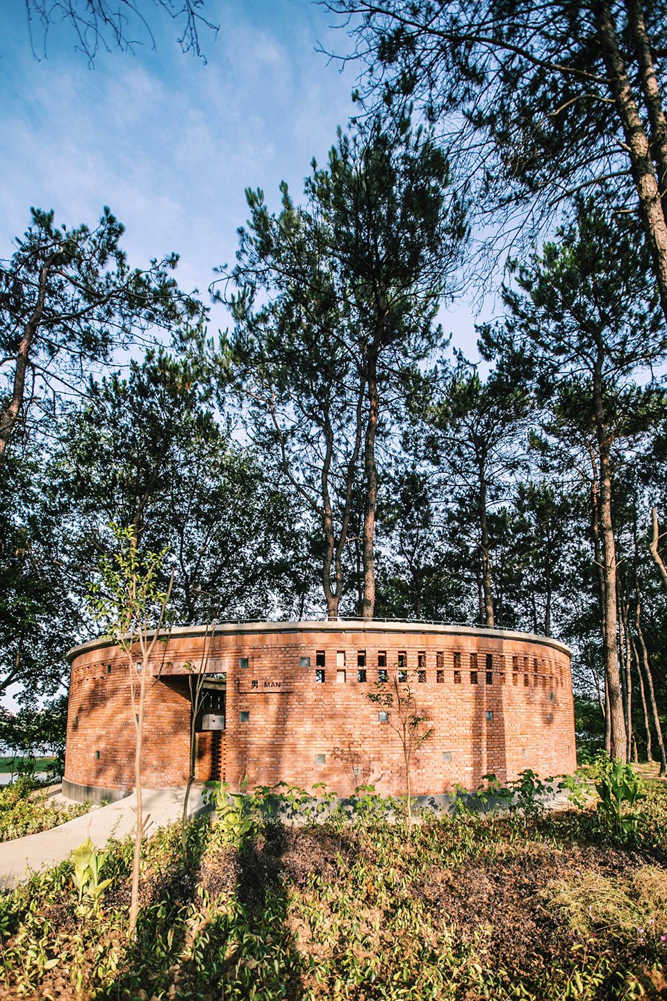 Round Toilet around Huan River By UAO
