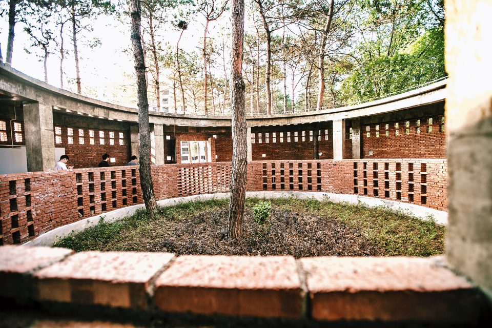 Round Toilet around Huan River By UAO
