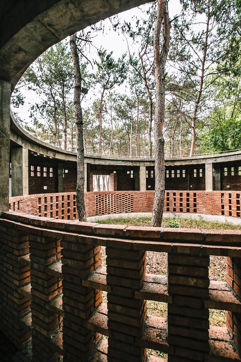 Round Toilet around Huan River By UAO