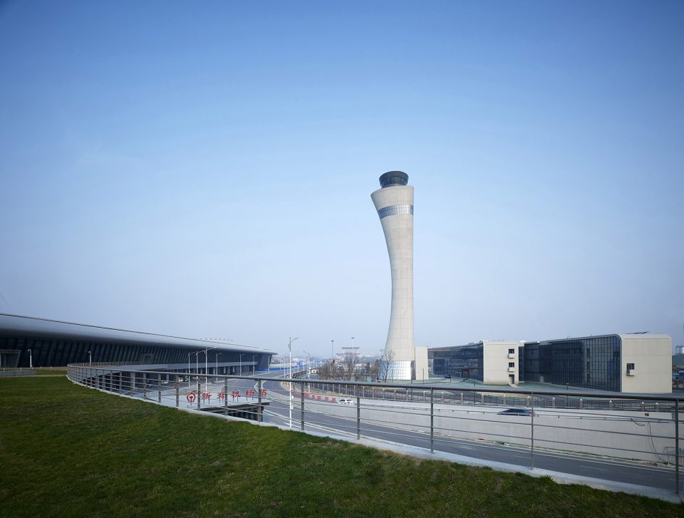 从机场主路看塔台,view from main road of airport©杨超英 Yang Chaoying