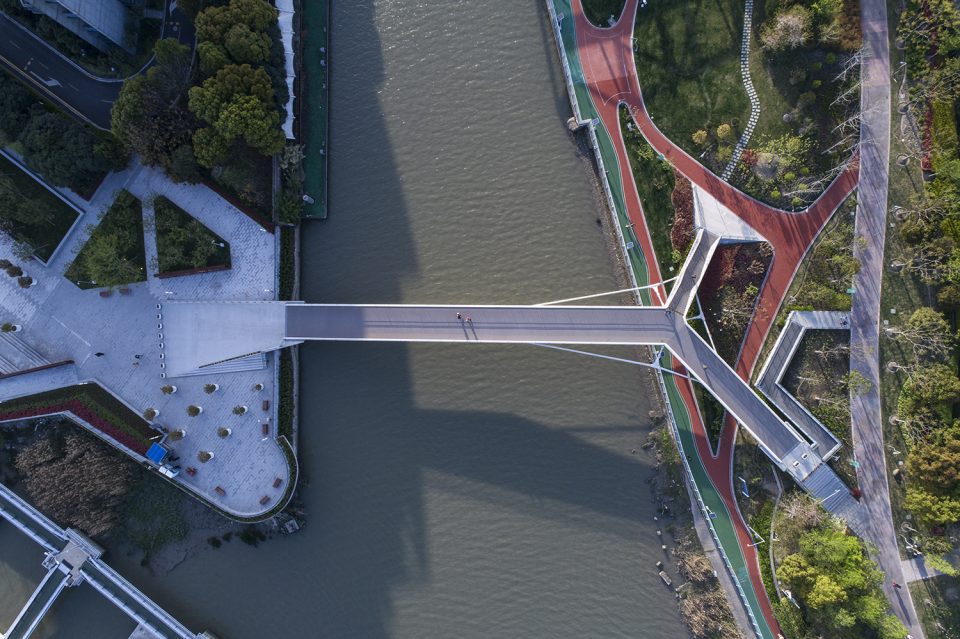 Footbridge on Rihui River By Atelier Deshaus 001