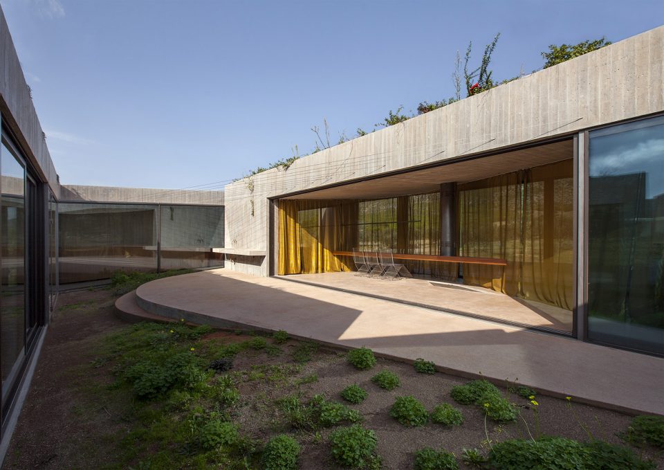 Residence in Megara by tense architecture 003