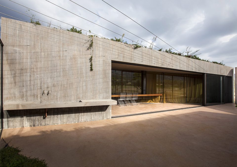 Residence in Megara by tense architecture 004
