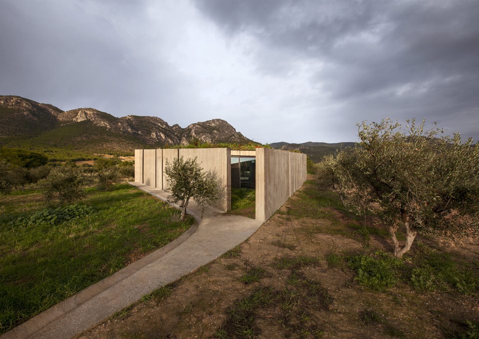 Residence in Megara by tense architecture 005