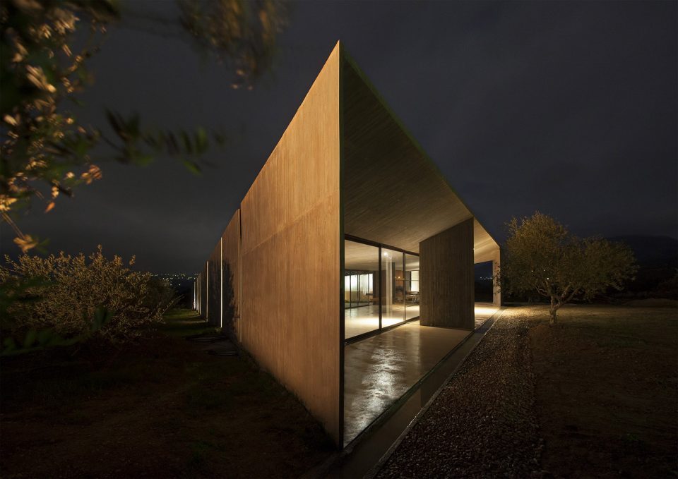 Residence in Megara by tense architecture 010