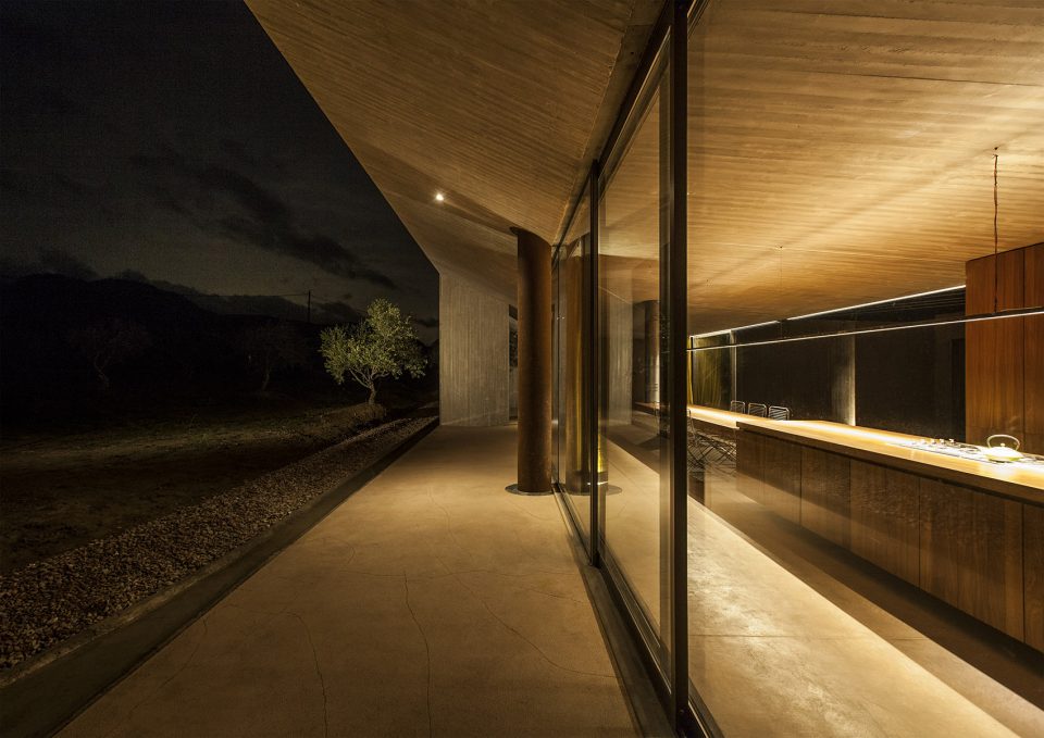 Residence in Megara by tense architecture 016