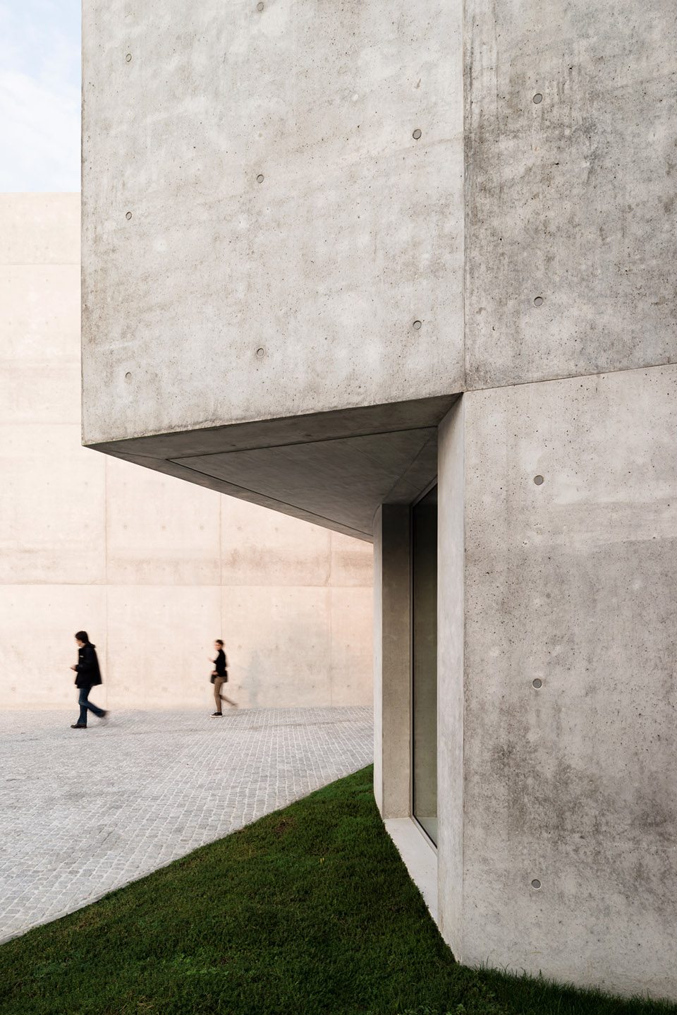 Raiffeisen Bank of Campagnadorna in Stabio by Montemurro Aguiar Architetti