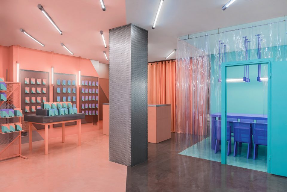 Doctor Manzana’s second store by Masquespacio
