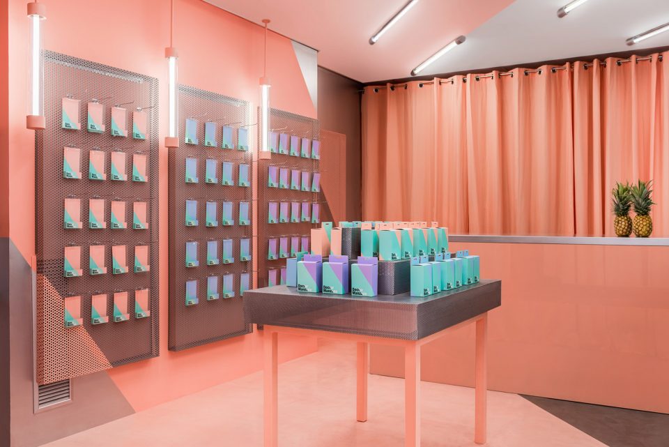 Doctor Manzana’s second store by Masquespacio