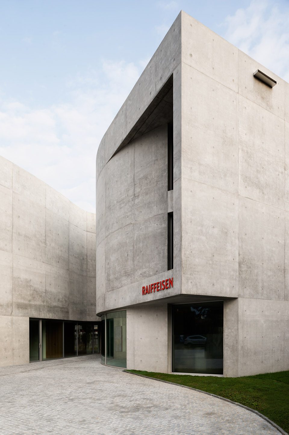 Raiffeisen Bank of Campagnadorna in Stabio by Montemurro Aguiar Architetti