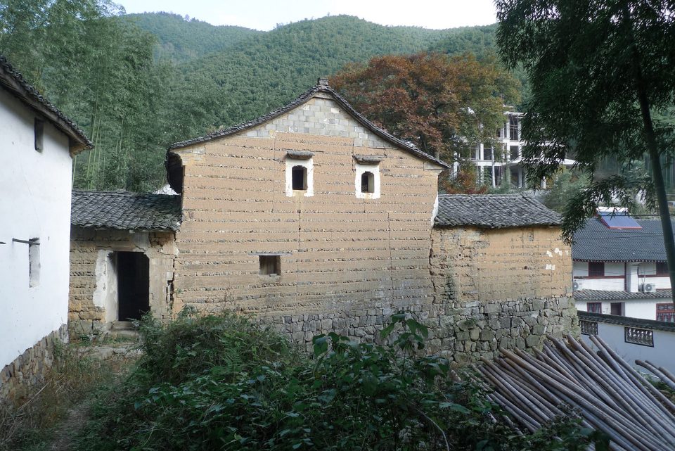 Half House:Facing a wall and thinking over By SU Architects