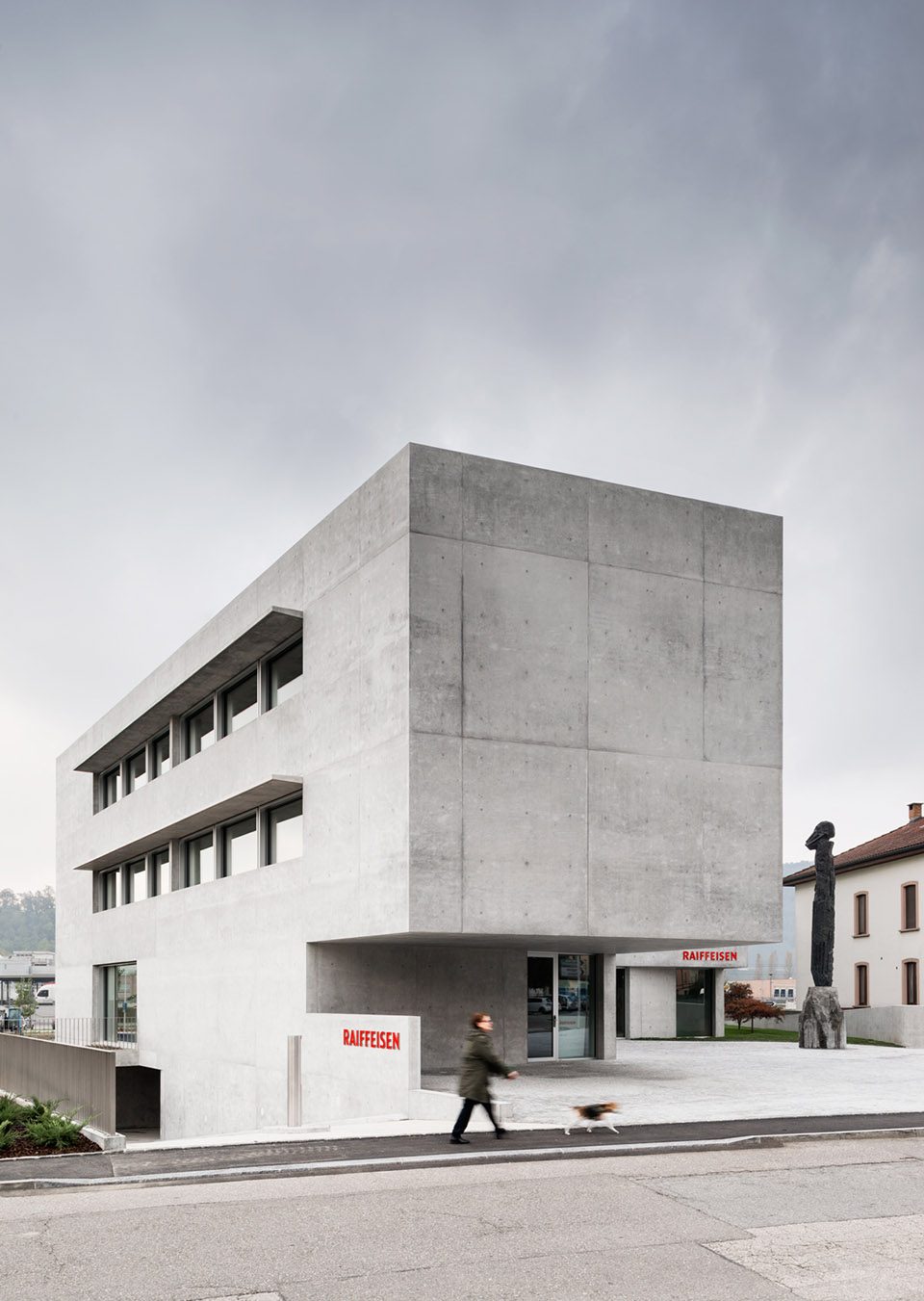 Raiffeisen Bank of Campagnadorna in Stabio by Montemurro Aguiar Architetti