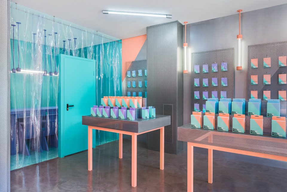 Doctor Manzana’s second store by Masquespacio