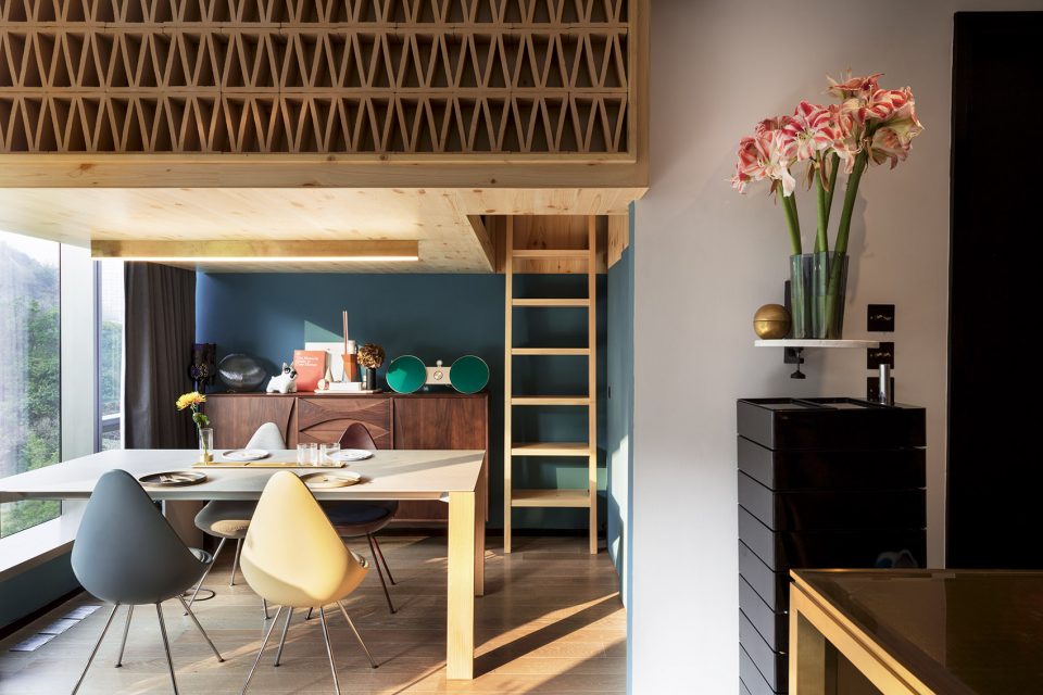 位于上层的40平方英尺的小卧室空间以松木板铺设,宛如漂浮在空中,位于