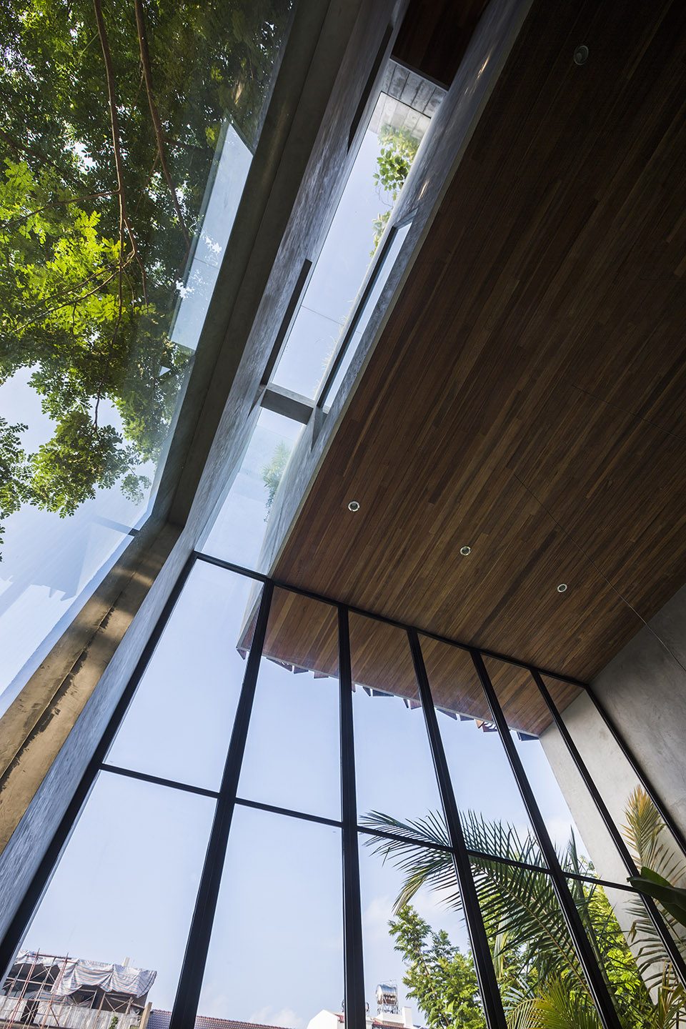 Thong House by NISHIZAWA ARCHITECTS