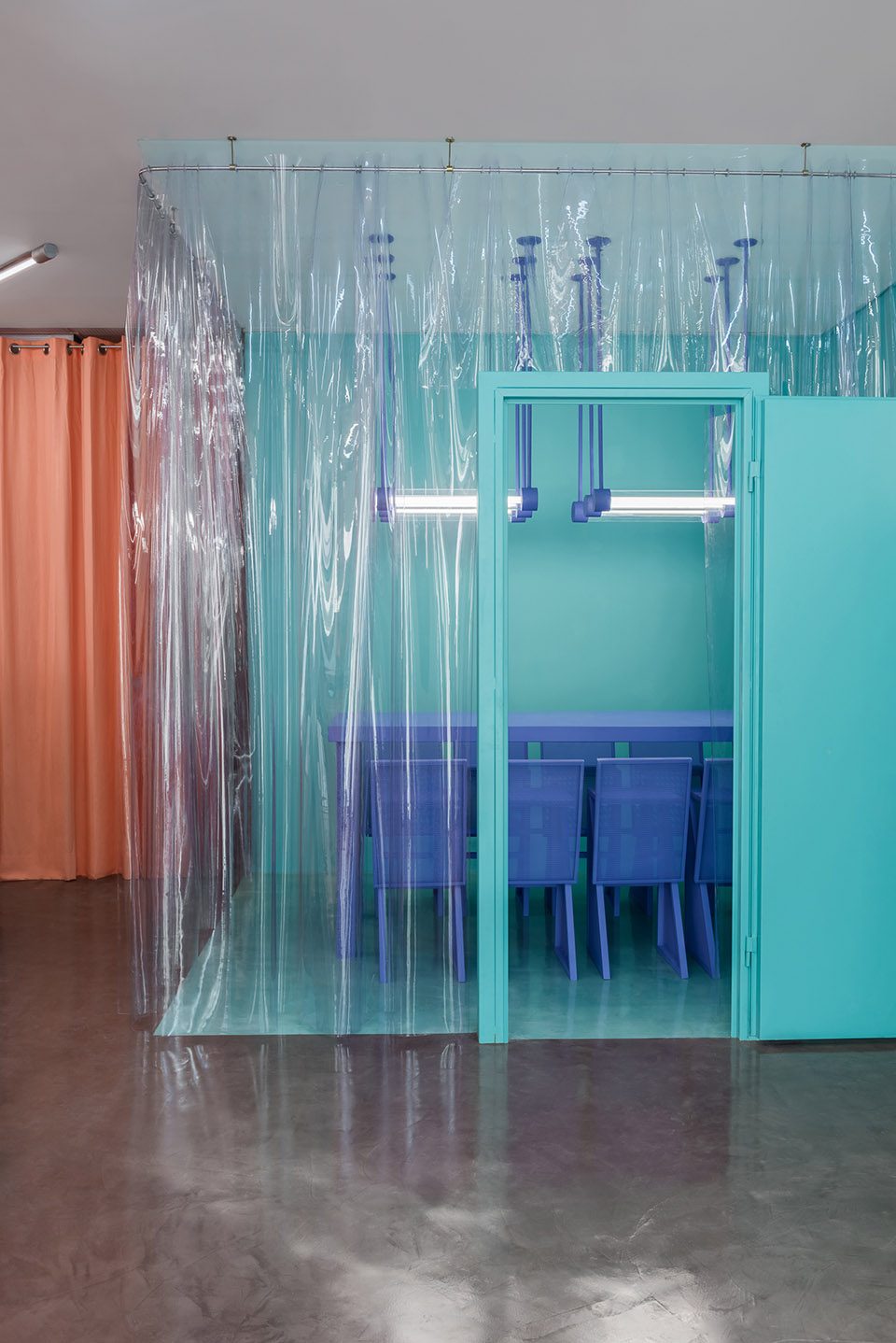 Doctor Manzana’s second store by Masquespacio