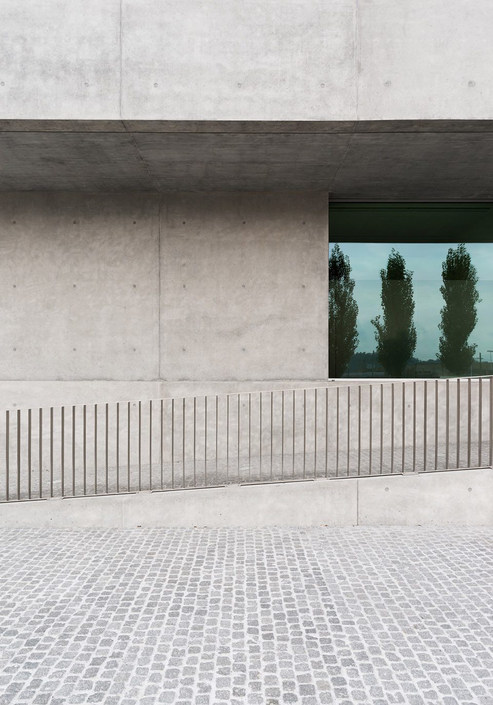 Raiffeisen Bank of Campagnadorna in Stabio by Montemurro Aguiar Architetti