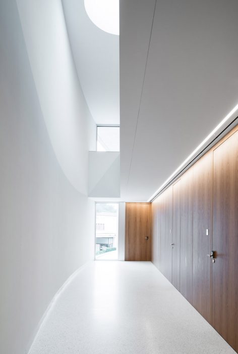 Raiffeisen Bank of Campagnadorna in Stabio by Montemurro Aguiar Architetti
