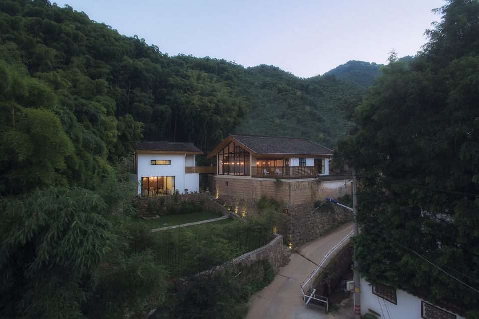 Half House:Facing a wall and thinking over By SU Architects