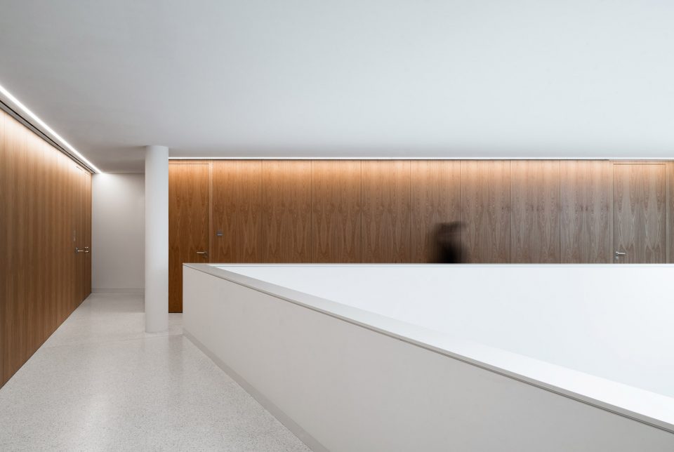Raiffeisen Bank of Campagnadorna in Stabio by Montemurro Aguiar Architetti