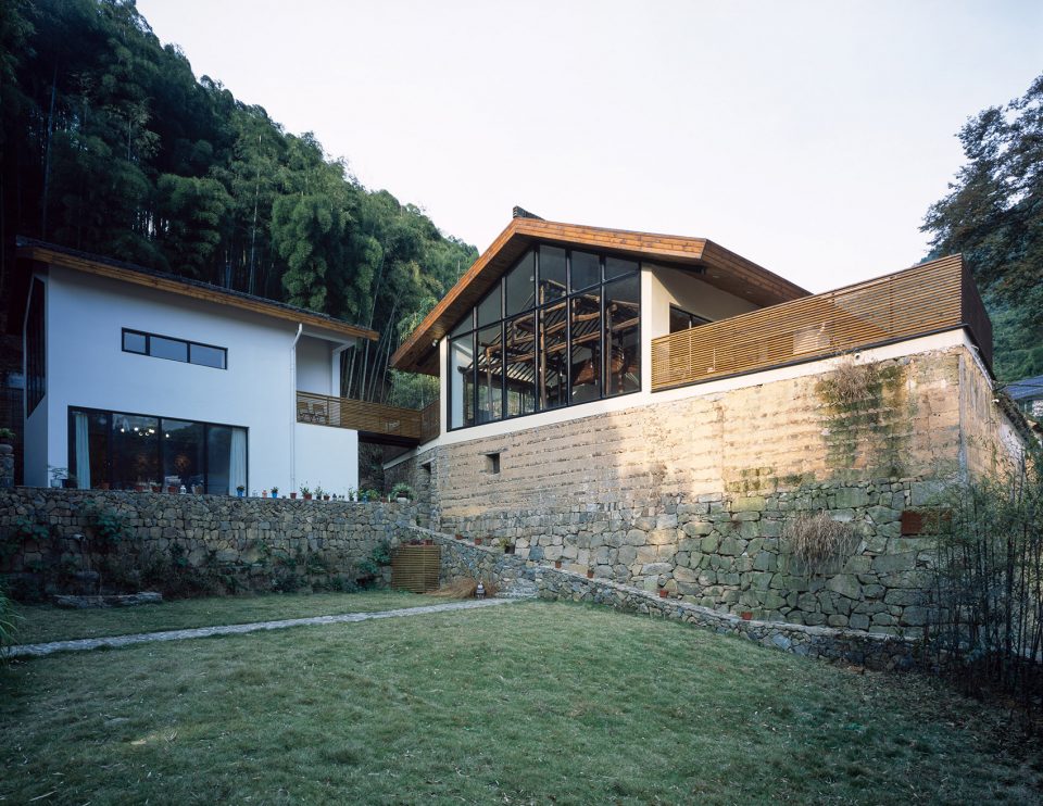 Half House:Facing a wall and thinking over By SU Architects