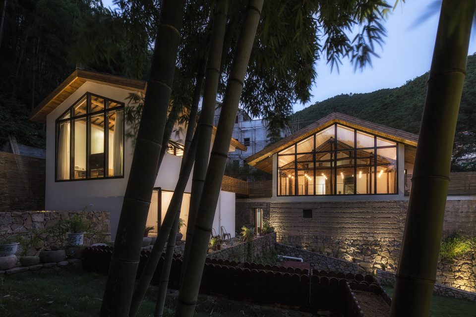 Half House:Facing a wall and thinking over By SU Architects