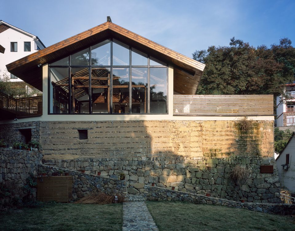 Half House:Facing a wall and thinking over By SU Architects
