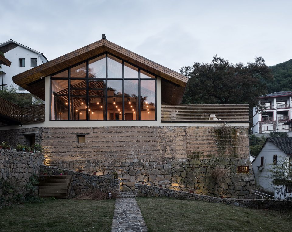 Half House:Facing a wall and thinking over By SU Architects