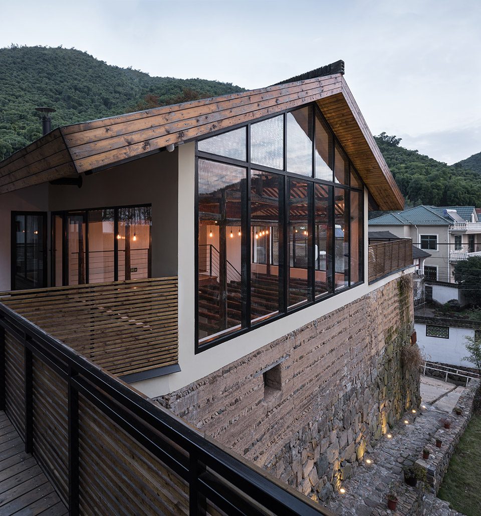 Half House:Facing a wall and thinking over By SU Architects