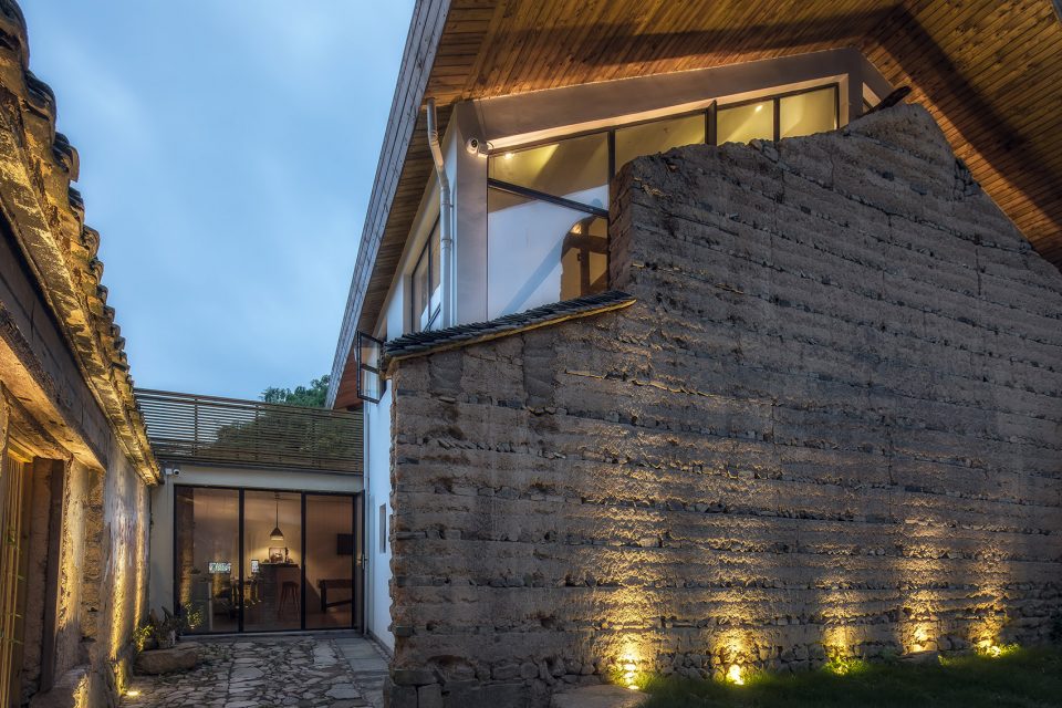 Half House:Facing a wall and thinking over By SU Architects