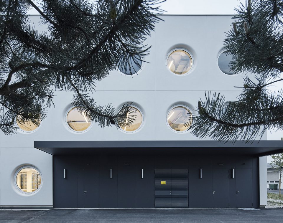 Neubau einer Fertigungs und Lagerhalle By X ARCHITEKTEN