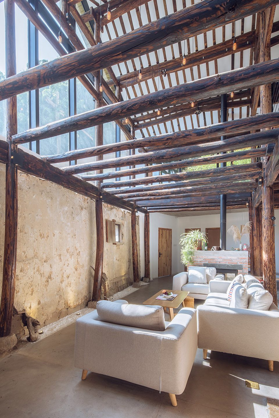 Half House:Facing a wall and thinking over By SU Architects