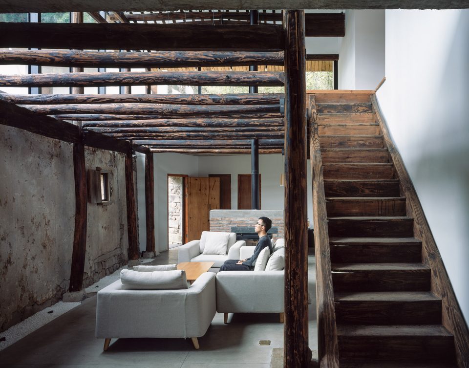 Half House:Facing a wall and thinking over By SU Architects