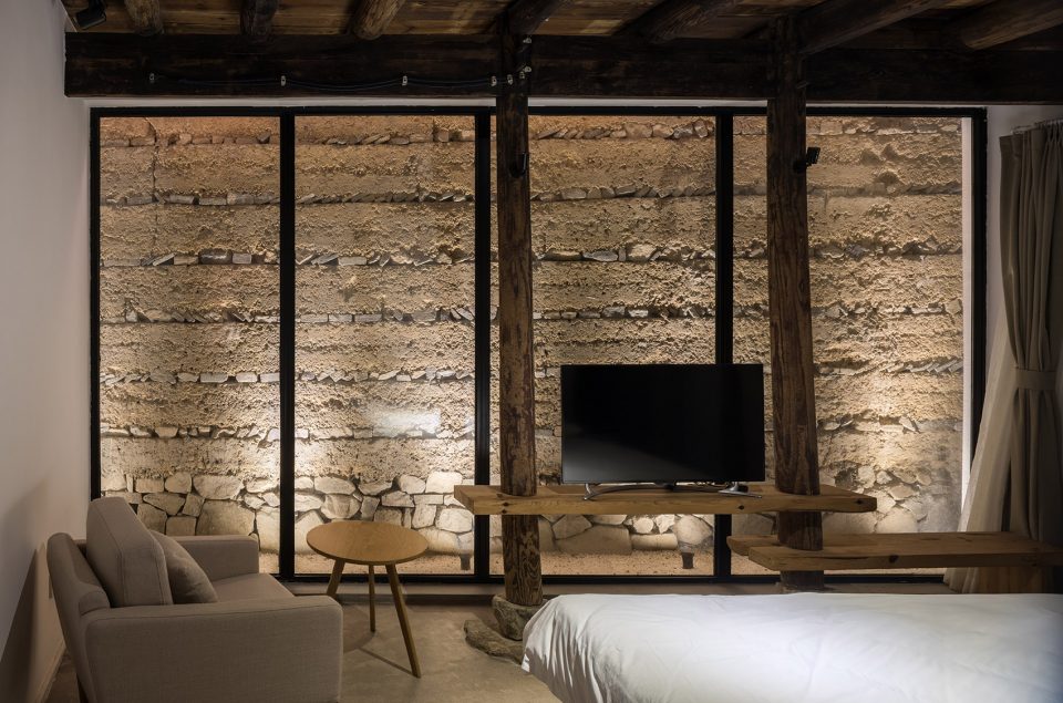 Half House:Facing a wall and thinking over By SU Architects