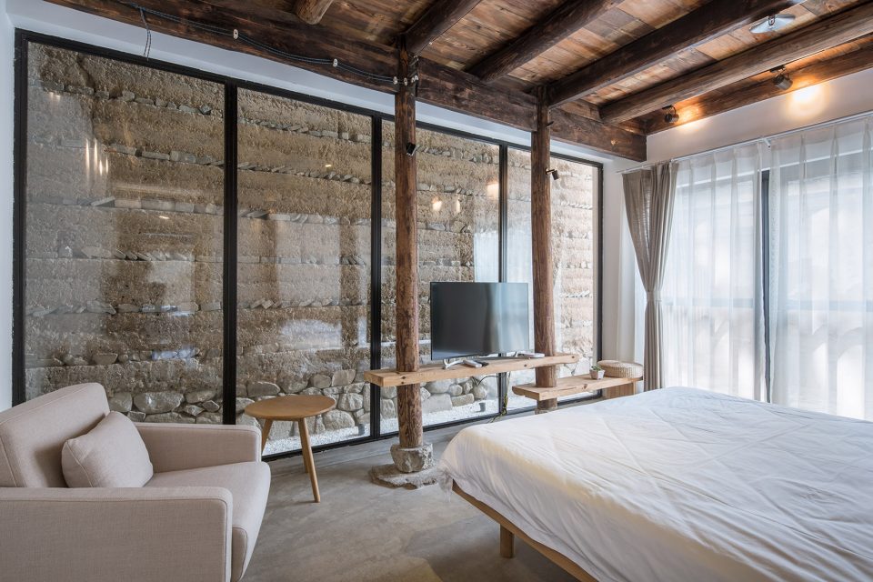 Half House:Facing a wall and thinking over By SU Architects