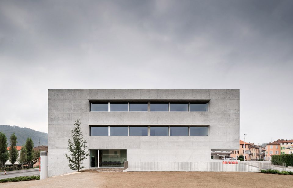 Raiffeisen银行大楼，瑞士斯塔比奥 / Montemurro Aguiar Architetti