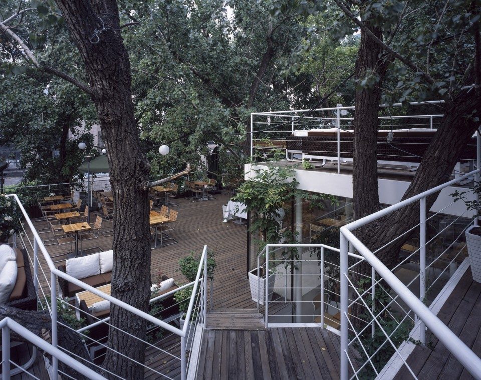连接室外平台和屋顶平台的楼梯 TiensTiens cafe TAO 960x759