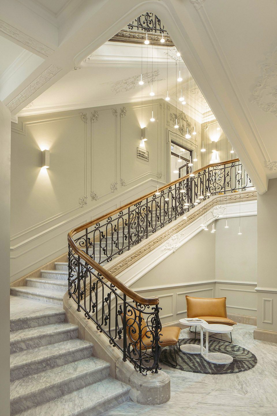 ▼宏伟的楼梯延伸至下方,the monumental staircase has been