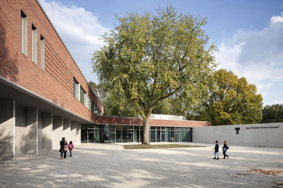 Extension of Gyula Trebitsch school in Hamburg Tonndorf by gmp