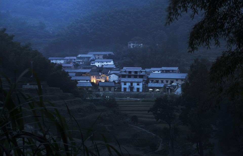 b 远景与村庄全貌 先锋云夕图书馆 AZL Architects
