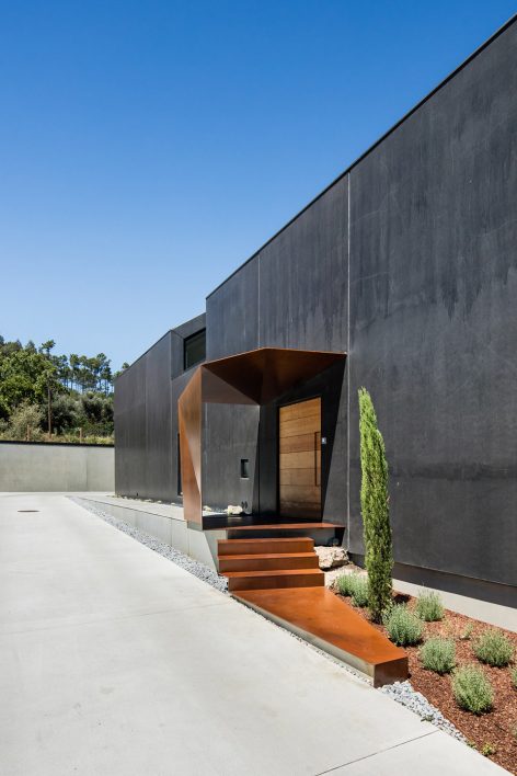 House in Ourém By Filipe Saraiva Arquitectos
