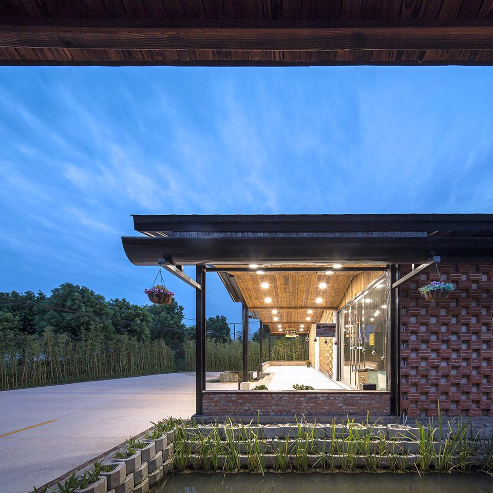 Huateng hog house exhibition hall by Leeko Studio