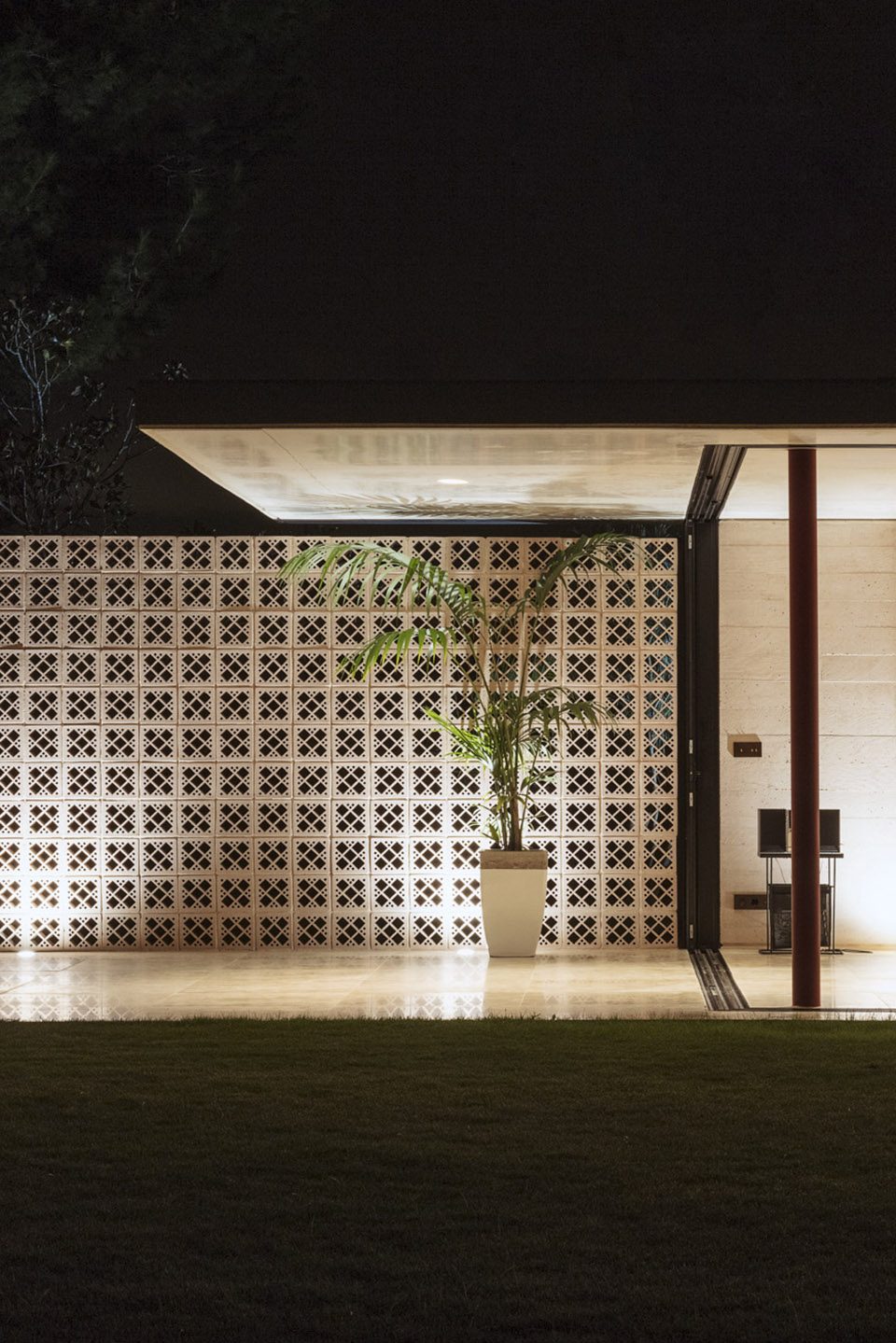 Red pavilion By MESURA
