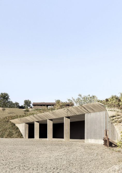 Agricultural machinery depot by deamicisarchitetti