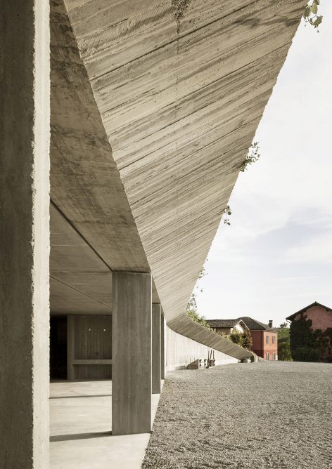 Agricultural machinery depot by deamicisarchitetti