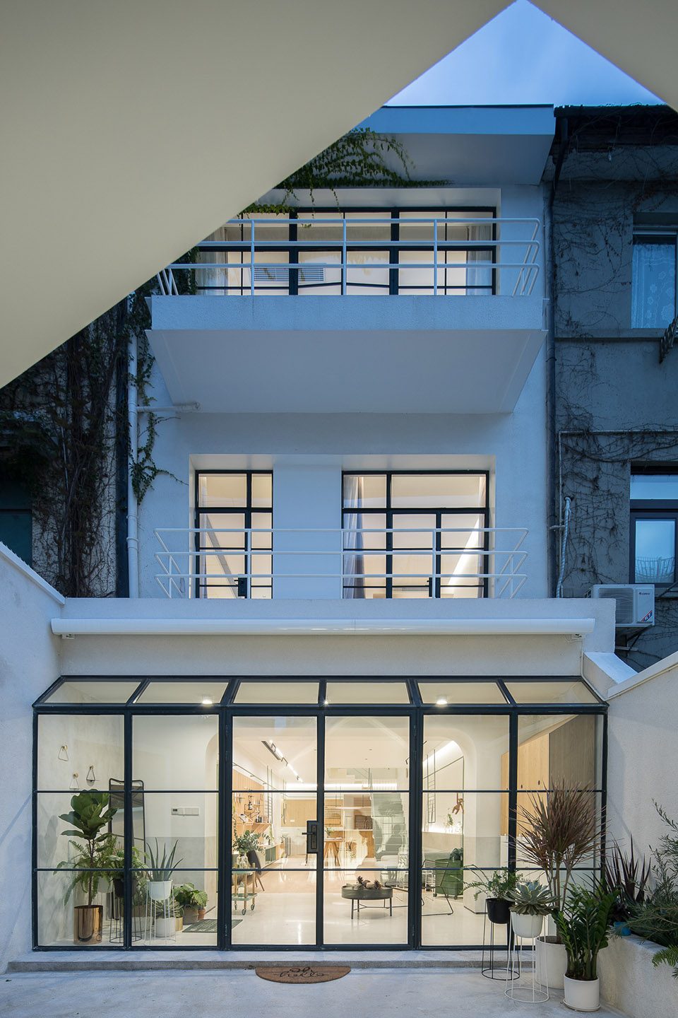 A white house a growing home by RIGI design