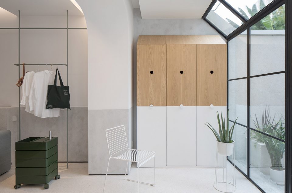 A white house a growing home by RIGI design