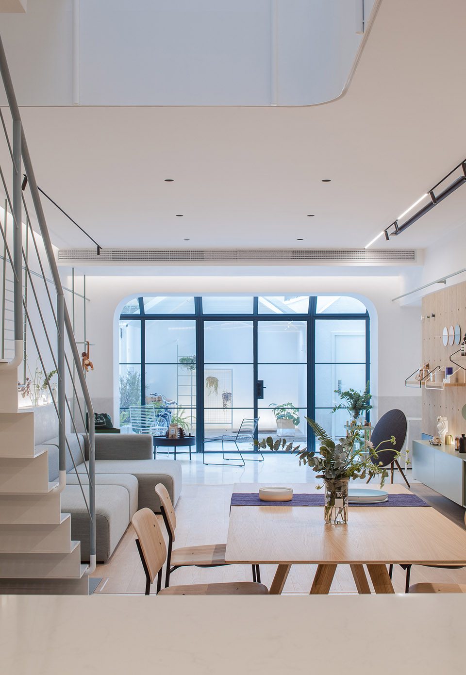 A white house a growing home by RIGI design